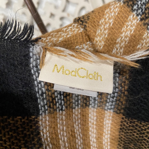 ModCloth Oversized Plaid Blanket Scarf Wrap 60x108 Camel Black White - Picture 3 of 5